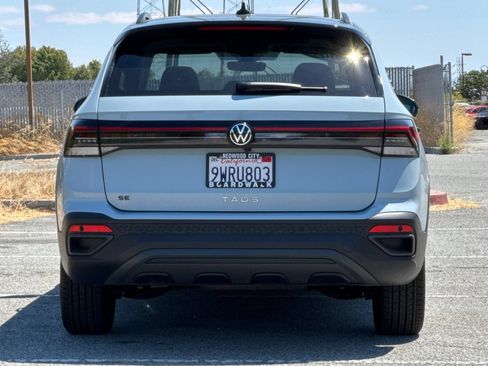 Certified 2026 Volkswagen Taos SE FWD image 5
