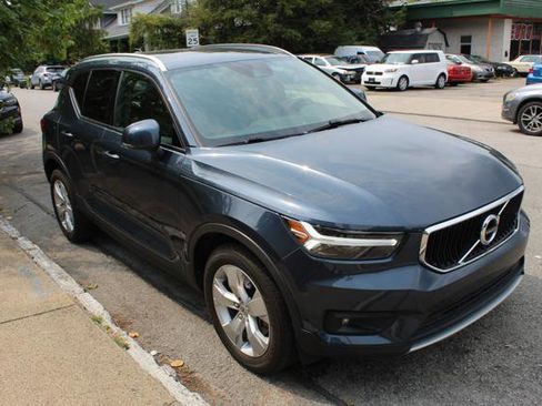 Used 2021 Volvo XC40 T4 Momentum image 3