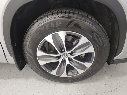 Used 2020 Toyota Highlander XLE AWD/4WD image 8