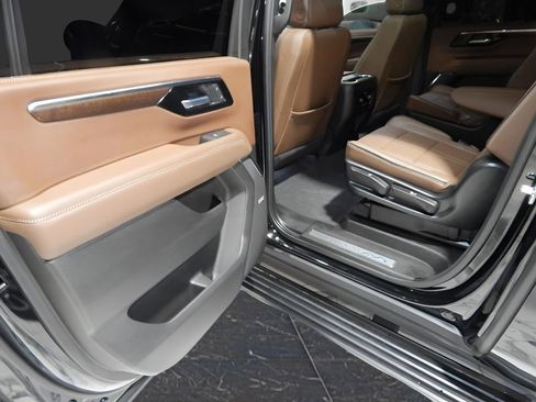 Used 2025 Chevrolet Suburban High Country AWD/4WD image 41