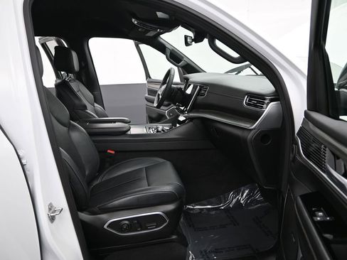 Used 2024 Jeep Wagoneer L Series II w/ Flexible Seating Group image 17