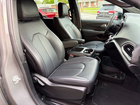 Used 2025 Chrysler Pacifica Select FWD image 10