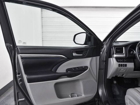 Used 2018 Toyota Highlander image 9