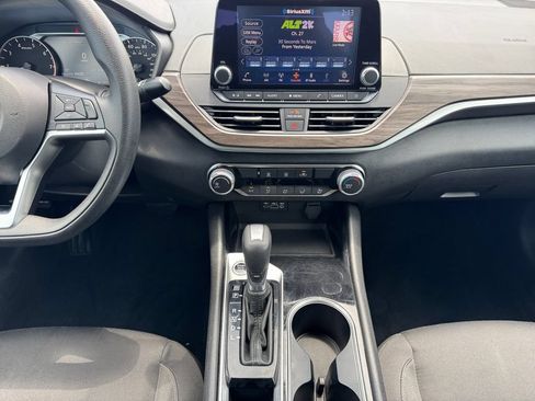 Used 2024 Nissan Altima 2.5 SV FWD image 11