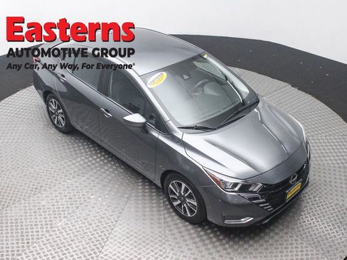 Used 2023 Nissan Versa SV image 3