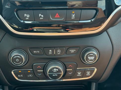 Used 2020 Jeep Cherokee Overland w/ Technology Group AWD/4WD image 19