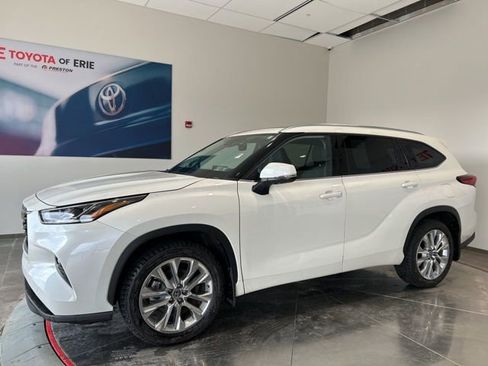 Used 2021 Toyota Highlander Limited AWD/4WD image 3