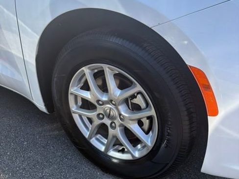 Used 2025 Chrysler Pacifica Select FWD image 4