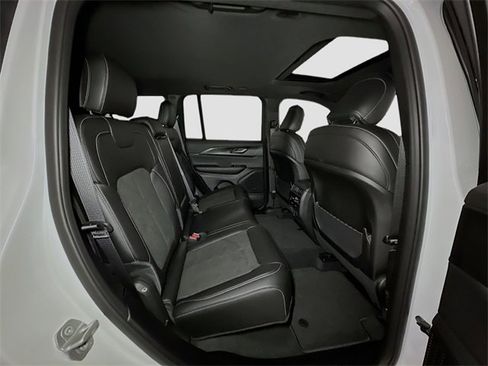New 2025 Jeep Grand Cherokee Altitude image 31