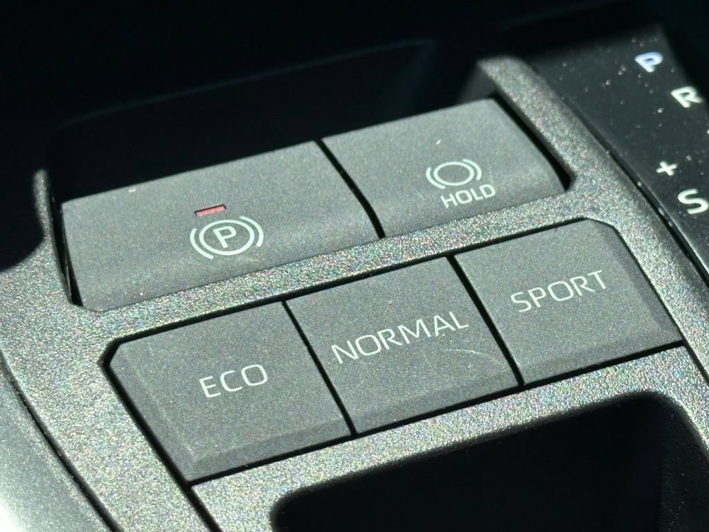 Used 2021 Toyota RAV4 LE FWD image 24