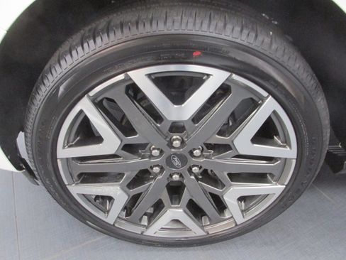 New 2025 Ford Expedition Platinum w/ Platinum Ultimate Package image 13