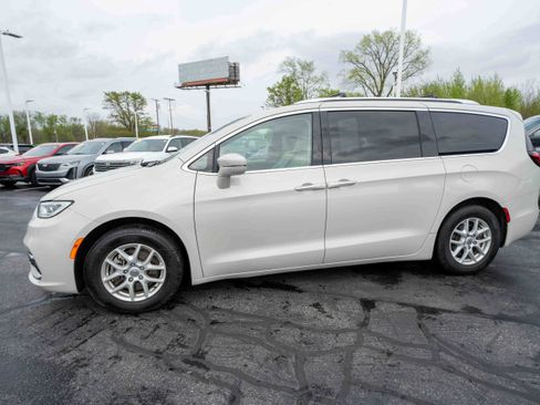 Used 2021 Chrysler Pacifica Touring-L FWD image 3