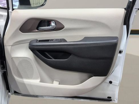 Used 2023 Chrysler Voyager LX FWD image 23