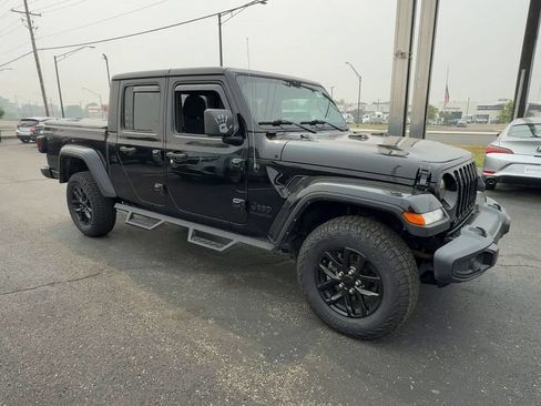 Used 2022 Jeep Gladiator Sport AWD/4WD image 2