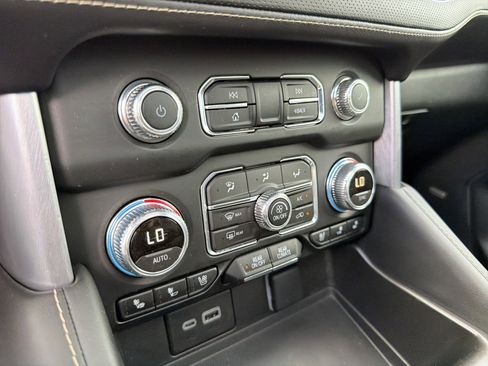 Used 2023 GMC Yukon SLT w/ SLT Premium Package AWD/4WD image 29