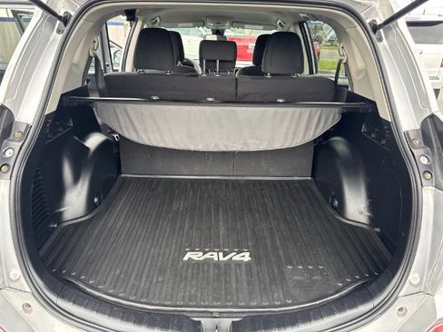 Used 2017 Toyota RAV4 LE AWD/4WD image 10