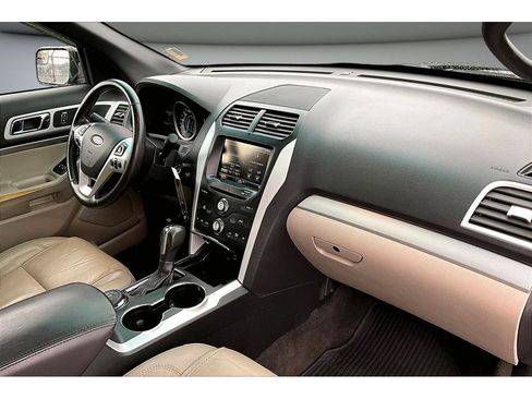 Used 2015 Ford Explorer XLT w/ Equipment Group 202A AWD/4WD image 46