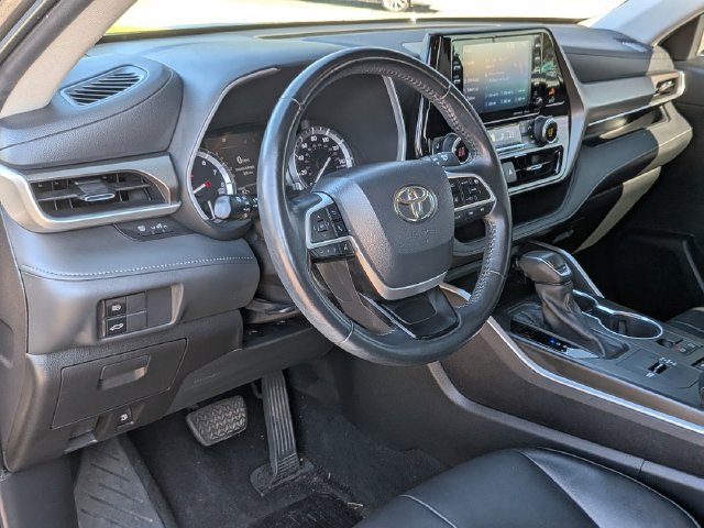 Used 2022 Toyota Highlander XLE FWD image 34
