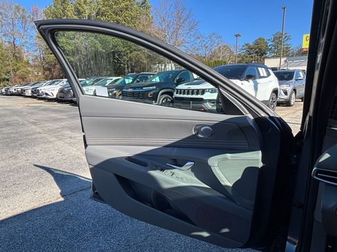 Used 2025 Hyundai Elantra SEL image 20