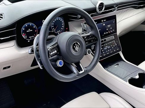 Used 2024 Maserati Grecale Modena image 16