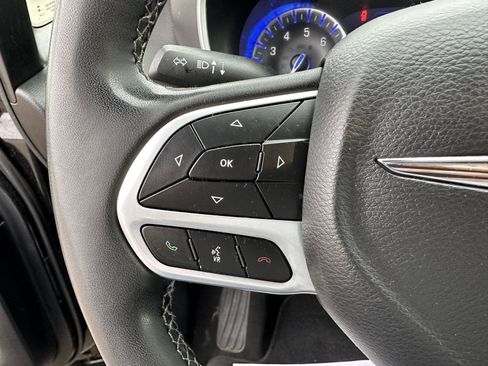 Used 2025 Chrysler Pacifica Select image 22