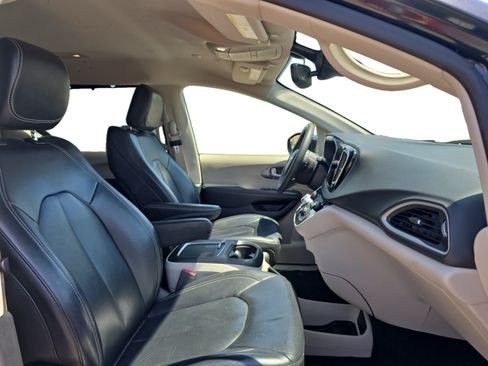 Used 2022 Chrysler Pacifica Touring-L FWD image 17
