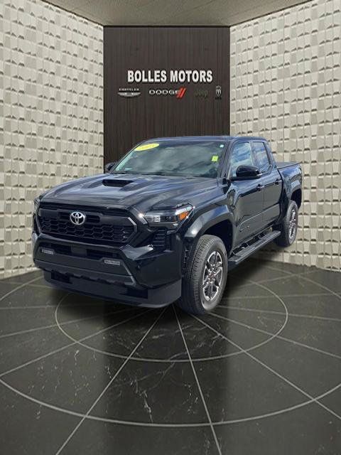 Used 2025 Toyota Tacoma TRD Sport w/ TRD Sport Upgrade Package AWD/4WD image 15