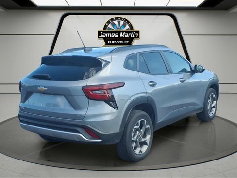 Used 2025 Chevrolet Trax LT FWD image 4