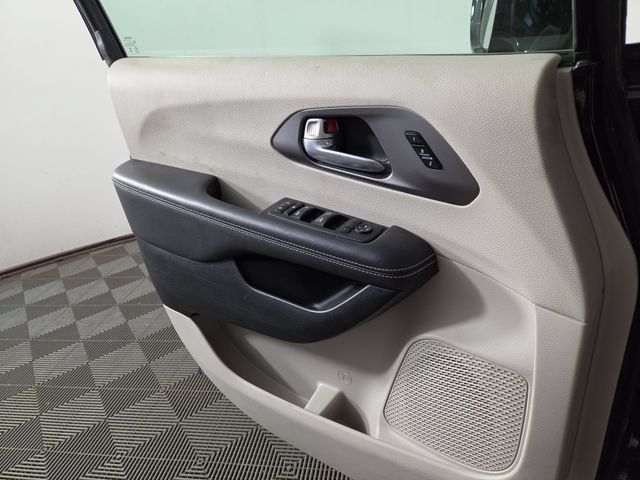 Used 2024 Chrysler Pacifica Touring-L FWD image 29