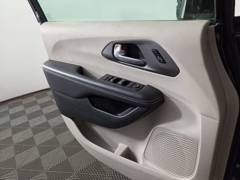 Used 2024 Chrysler Pacifica Touring-L FWD image 29