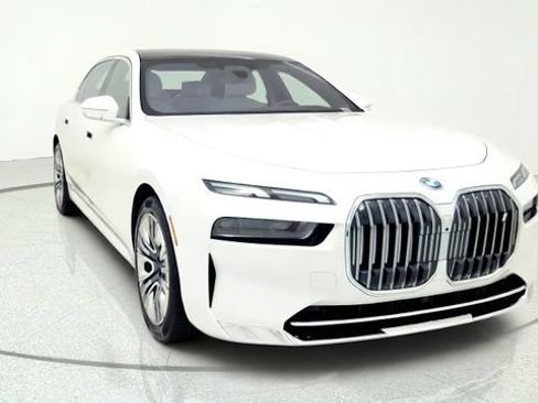 Used 2023 BMW i7 xDrive60 AWD/4WD image 2