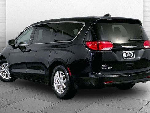 Used 2023 Chrysler Voyager LX image 11
