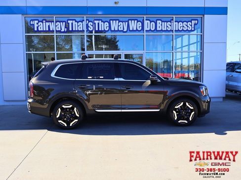 Used 2023 Kia Telluride EX w/ EX Captain's Chair Package image 1