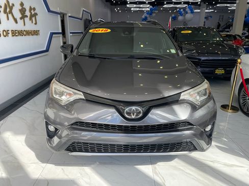 Used 2018 Toyota RAV4 SE w/ Power Extra Value Package FWD image 2