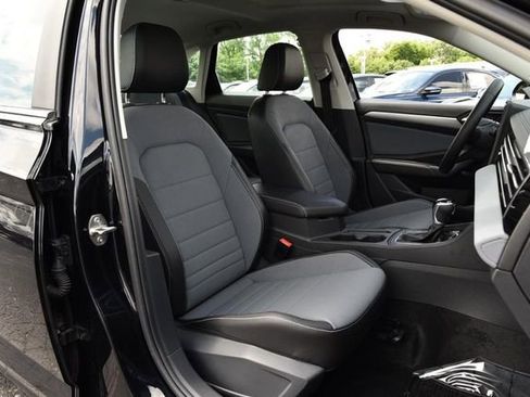 Certified 2025 Volkswagen Jetta SE w/ Sunroof Package FWD image 21
