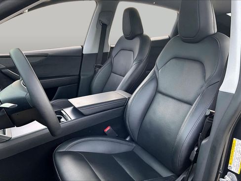 Used 2026 Tesla Model Y AWD image 7