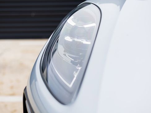 Certified 2025 Porsche Macan image 13