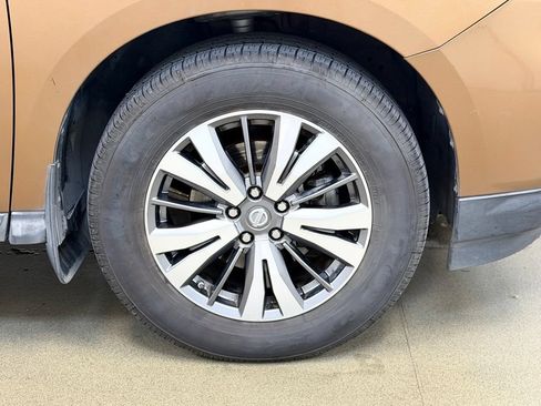 Used 2017 Nissan Pathfinder SV w/ Cargo Package FWD image 4
