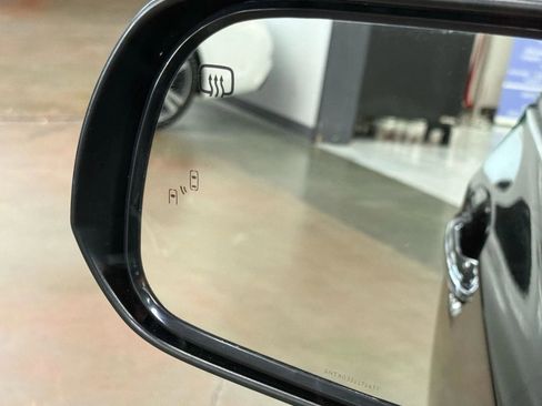 Used 2017 Toyota Sienna Limited Premium image 5