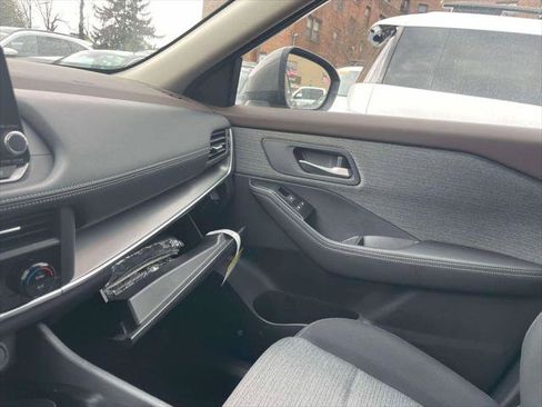 Used 2023 Nissan Rogue SV image 33