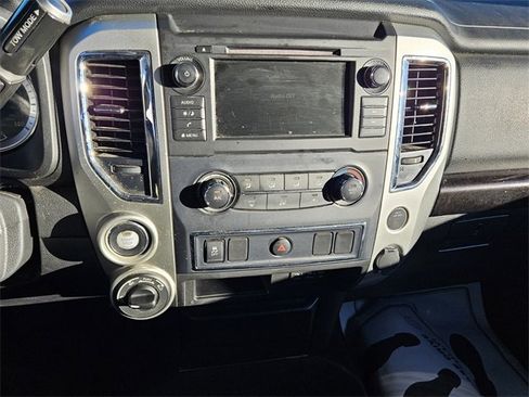 Used 2019 Nissan Titan SV image 19