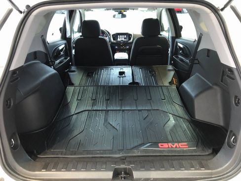 Used 2024 GMC Terrain SLE w/ Driver Convenience Package image 9