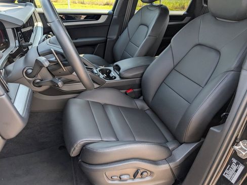 Certified 2025 Porsche Cayenne image 5