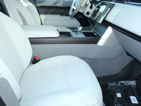 New 2026 Land Rover Range Rover SV AWD/4WD image 3