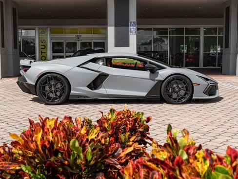 Used 2024 Lamborghini Revuelto AWD/4WD image 8