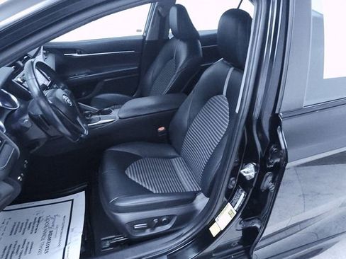 Used 2020 Toyota Camry SE image 11