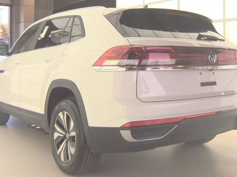 Used 2025 Volkswagen Atlas Cross Sport SE FWD image 4