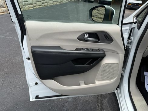 Used 2023 Chrysler Pacifica Touring-L FWD image 23