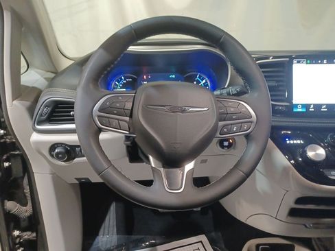 Used 2024 Chrysler Pacifica Select image 11