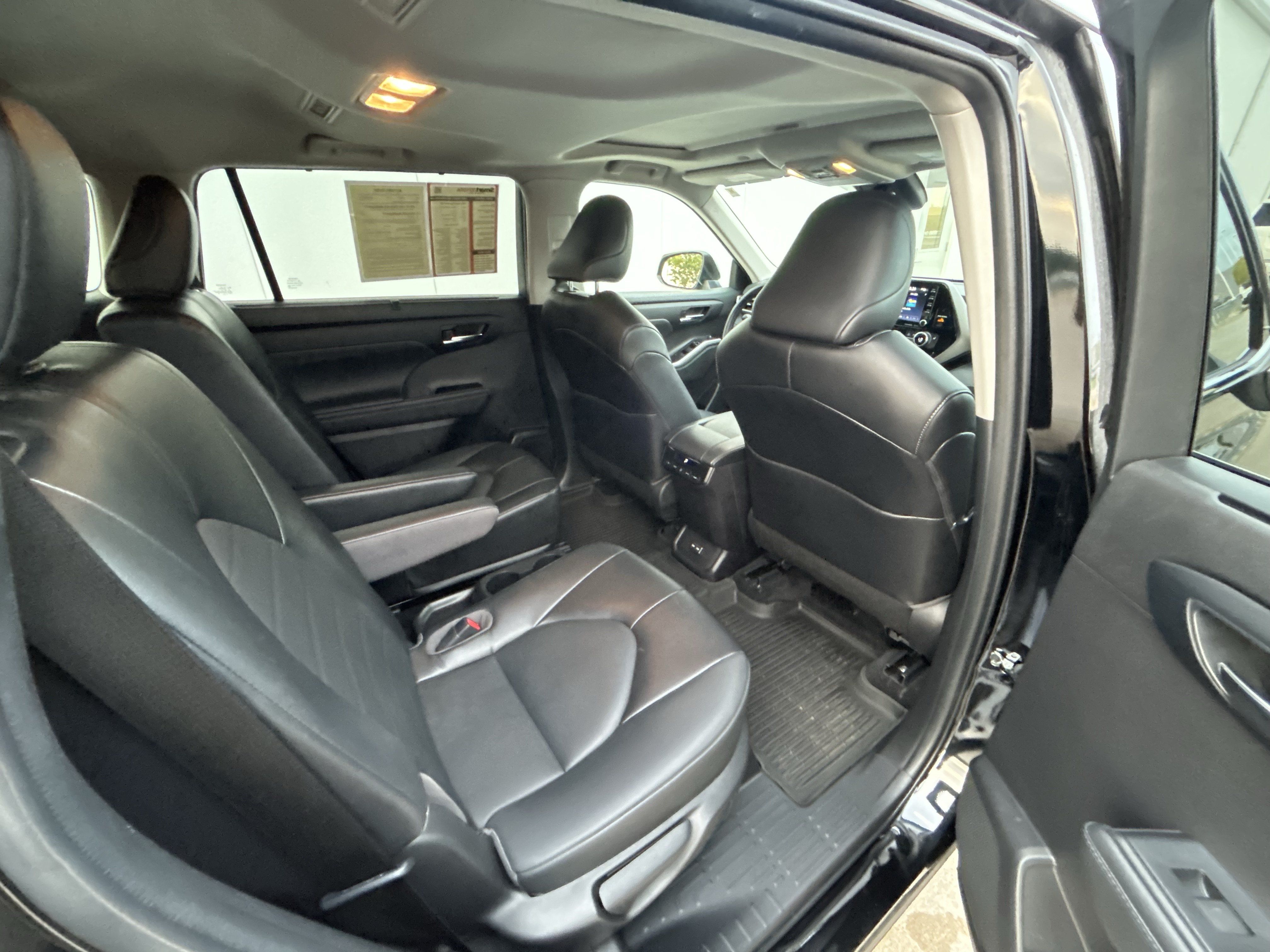 Used 2022 Toyota Highlander XLE AWD/4WD image 14